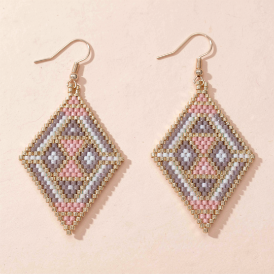Aretes Miyuki en forma de rombo con rombos internos