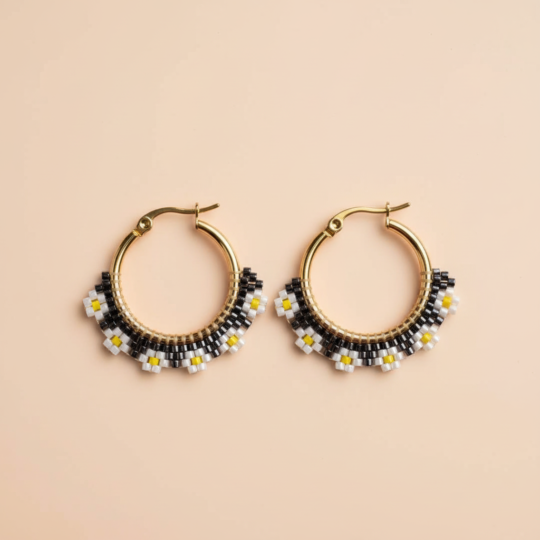 Candongas Miyuki con  flores blancas